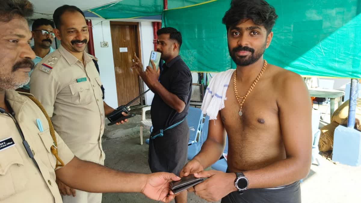 ശബരിമല തീർഥാടനം  SABARIMALA PILGRIMAGE  പേഴ്‌സ് നഷ്‌ടപ്പെട്ടു  RETURNED LOST WALLET IN SABARIMALA