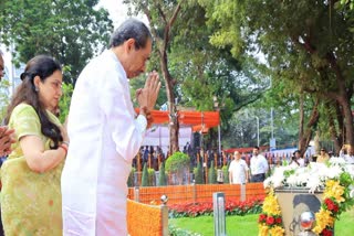 Balasaheb Thackeray Death Anniversary Updates Uddhav Thackeray and his wife pays tribute to balasaheb thackeray at Shivaji Park Mumbai