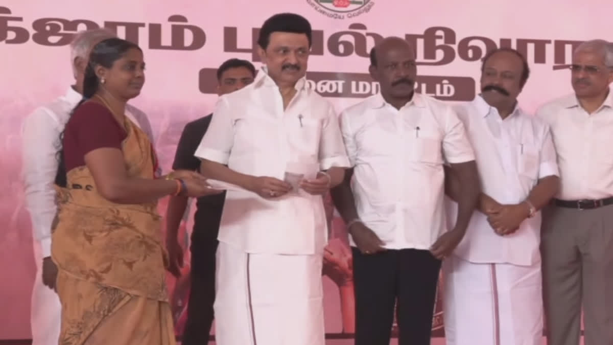 Chennai Tamil Nadu  relief fund for cyclone affected people  Chief Minister of Tamil Nadu  ചുഴലിക്കാറ്റ് ബാധിതർക്കുള്ള ദുരിതാശ്വാസ ഫണ്ട്  Relief fund for cyclone victims  cyclone Chennai Tamil Nadu  MKStalin distributes relieffund forcyclone victims  relief fund for cyclone affected people tamilnadu  മിഷോങ് ചുഴലിക്കാറ്റ് ദുരിതാശ്വാസ ഫണ്ട് വിതരണം  മിഷോങ് ചുഴലിക്കാറ്റ്  മിഷോങ് ചുഴലിക്കാറ്റ് തമിഴ് നാട്  എംകെ സ്റ്റാലിൻ മിഷോങ് ദുരിതാശ്വാസഫണ്ട് നൽകി  മിഷോങ് ചുഴലിക്കാറ്റ് ചെന്നൈ