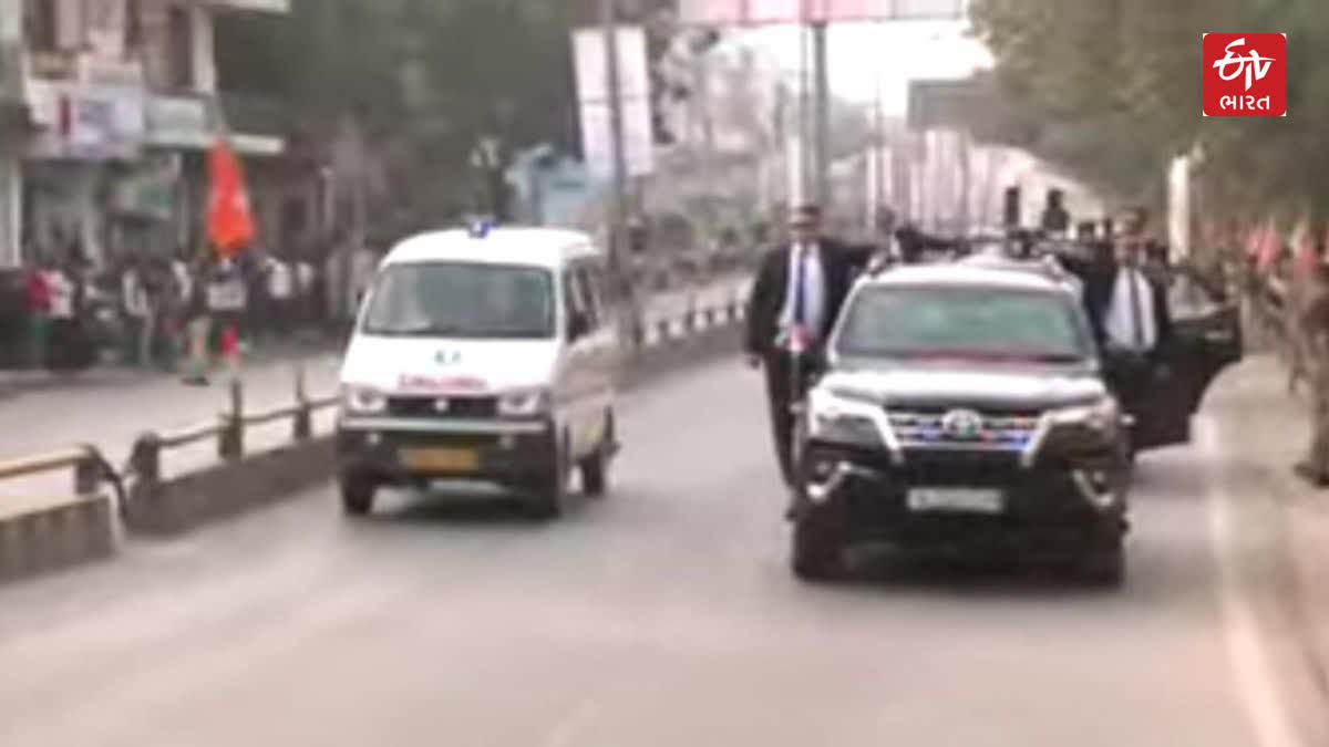 PM MODI VARANASI VISIT LIVE MODI STOPPED HIS CONVOY AFTER SEEING AMBULANCE VIDEO OF ROAD SHOW IN VARANASI IS VIRAL