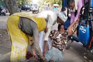 Dalit man beaten up for not greeting upper cast  Elderly Dalit man beaten up  Dalit man beaten up by upper cast men in MP  Madhya Pradesh caste clashes  Casteism in Indian states  ദലിത് വൃദ്ധന് ക്രൂരമര്‍ദനം  മധ്യപ്രദേശ് ഛത്തര്‍പൂര്‍  മധ്യപ്രദേശില്‍ ജാതിവെറി  ജാതി വ്യവസ്ഥ ഇന്ത്യയില്‍  ഇന്ത്യന്‍ സംസ്ഥാനങ്ങളിലെ ജാതി രാഷ്‌ട്രീയം