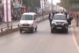 PM convoy gives way to ambulance in Varanasi  PM gives way to ambulance in Varanasi  PM Narendra Modi visit in Varanasi  PM Narendra Modi road show in UP  ആംബുലൻസിന് വഴിയൊരുക്കി നരേന്ദ്ര മോദി  നരേന്ദ്ര മോദി വാരാണസിയിൽ