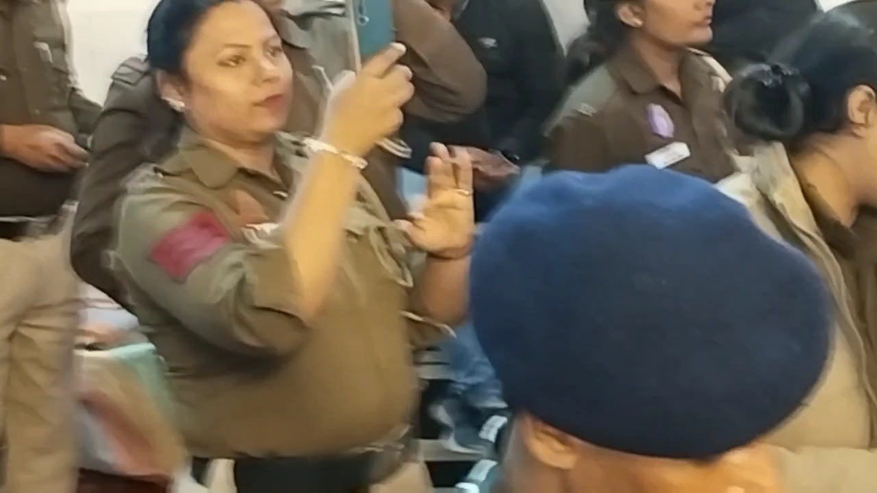 बागेश्वर धाम सरकार के कथा स्थल पर कथा की सुरक्षा में तैनात पुलिसकर्मी और अर्धसैनिक बल के जवान ड्यूटी भूल बागेश्वर धाम सरकार की भक्ति में नजर आए.