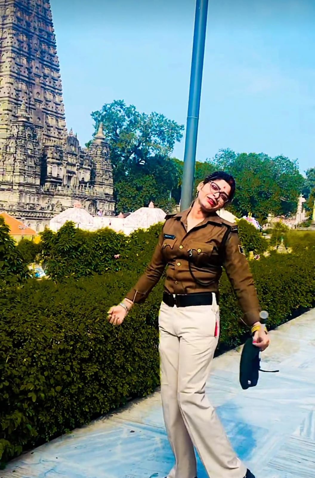 महाबोधि मंदिर परिसर में वीडियो बनाती महिला पुलिसकर्मी
