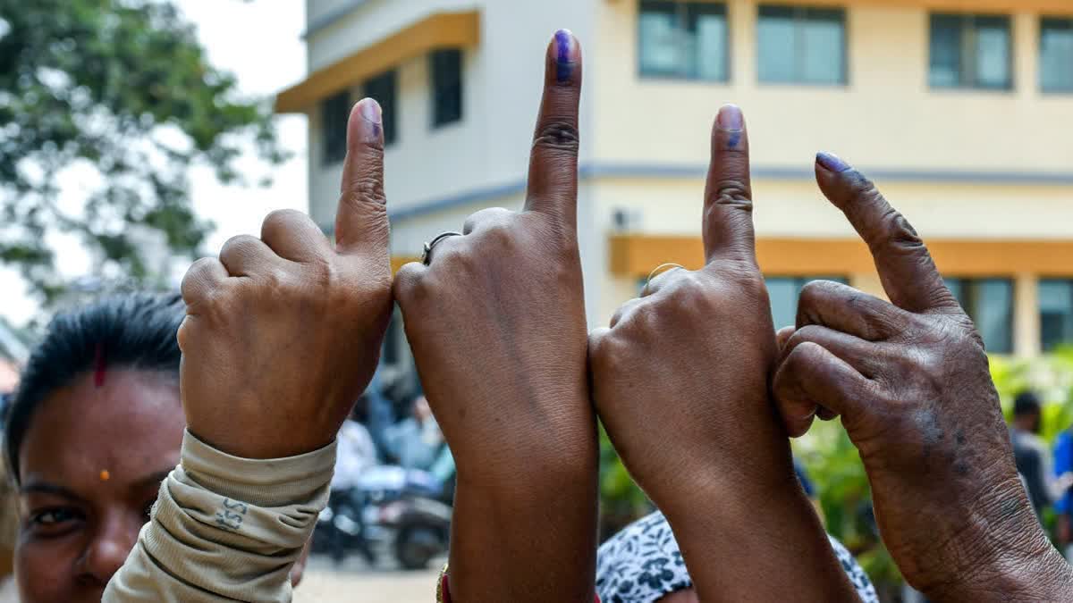 தேர்தலில் வாக்கு செலுத்திய பின் விரலில் வைத்த மையை காட்டும் வாக்காளர்கள்