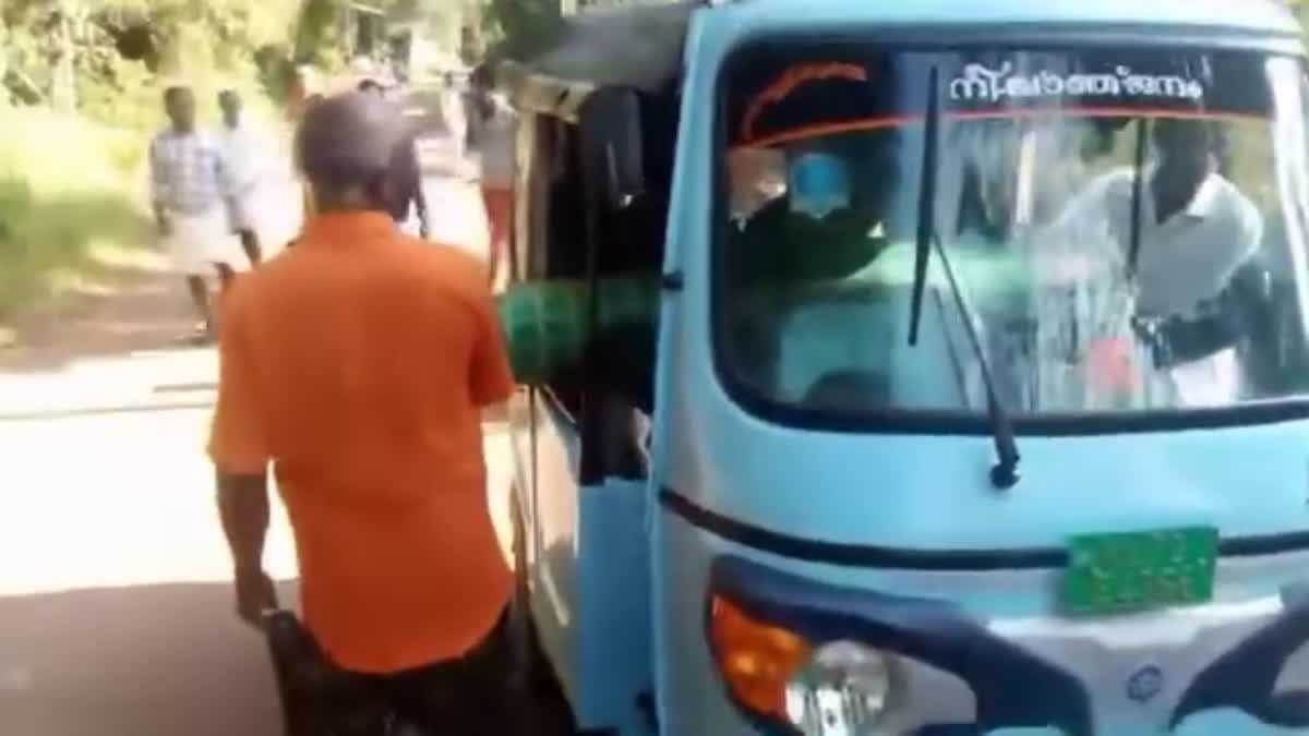 MANATHAVADY TRIBAL WOMAN DEAD BODY  DEAD BODY CARRIED IN AUTORICKSHAW  ആദിവാസി വയോധികയുടെ മൃതദേഹം  മൃതദേഹം ഓട്ടോറിക്ഷയില്‍