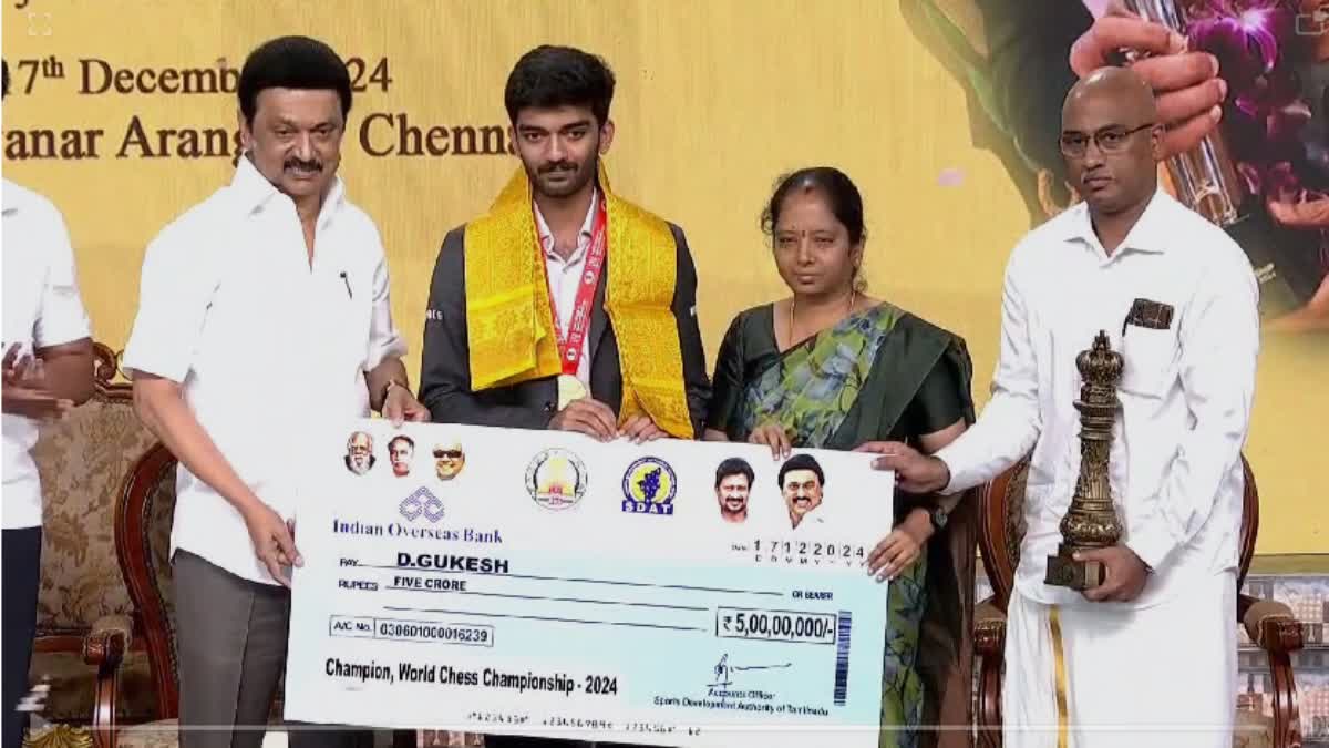 ஐந்து கோடிக்கான காசோலையை குகேஷுக்கு வழங்கும் முதல்வர் ஸ்டாலின்