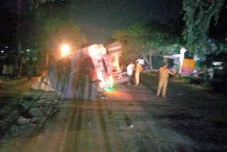 lorry overturns