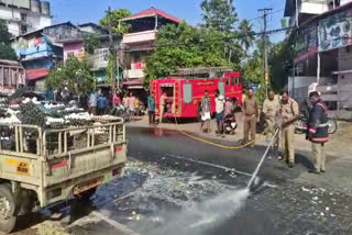 PICKUP MINI BUS ACCIDENT  ACCIDENT IN ERNAKULAM  എറണാകുളത്ത് മിനി ലോറിയിൽ ബസിടിച്ചു  എറണാകുളത്ത് മുട്ട പൊട്ടി റോഡിലൊഴുകി