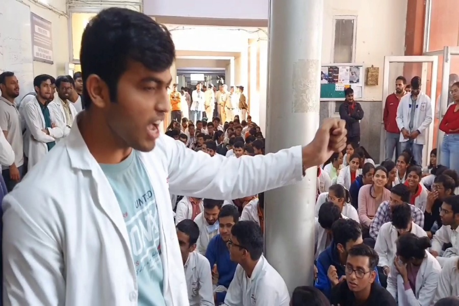 MBBS students protest against bond policy in Rohtak