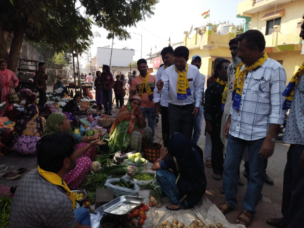 આમ આદમી પાર્ટીના ઉમેદવારોએ ડોર ટુ ડોર પ્રચાર શરૂ કરી દીધો