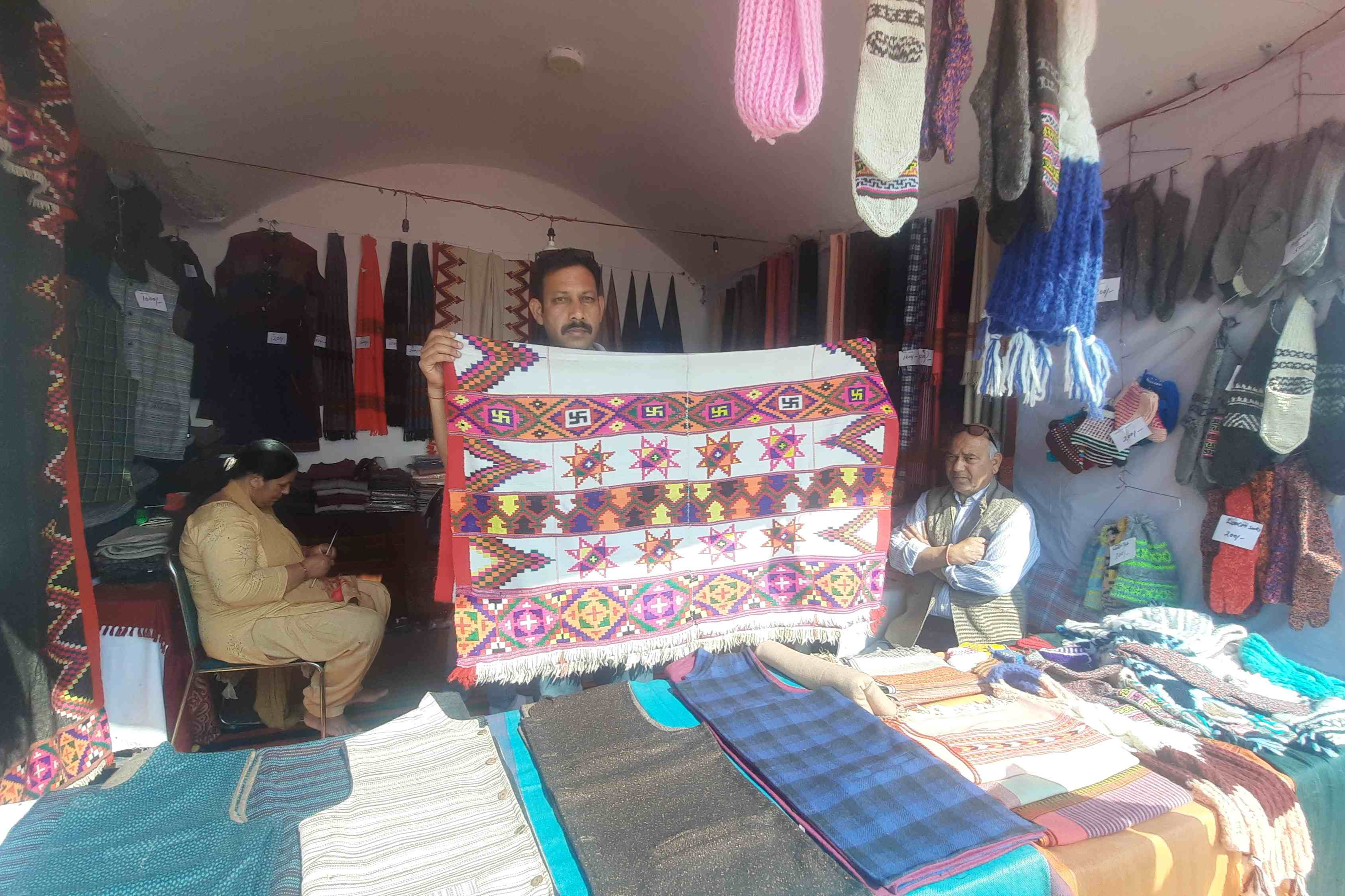 international gita festival kullu traditional shawl became choice of tourists in festival