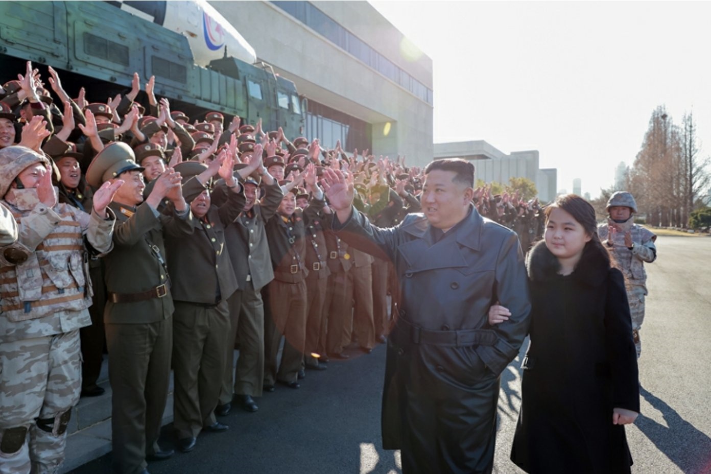 North Korea  Kim Jong Un  Kim Jong Un Daughter  Kim Jong Un Daughter Appears in Public meet  Ju Ae  North Korea  മാനസ പുത്രി  കിം ജോങ് ഉന്നിനൊപ്പം  കിം  മകള്‍  ജു എയ്  ഉത്തര കൊറിയ  അവകാശി  ഏകാധിപതി  പിന്‍ഗാമി  സിയോള്‍  പിതാവിനൊപ്പം  മിസൈല്‍  മാധ്യമ  ഫോട്ടോ