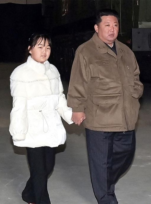 North Korea  Kim Jong Un  Kim Jong Un Daughter  Kim Jong Un Daughter Appears in Public meet  Ju Ae  North Korea  മാനസ പുത്രി  കിം ജോങ് ഉന്നിനൊപ്പം  കിം  മകള്‍  ജു എയ്  ഉത്തര കൊറിയ  അവകാശി  ഏകാധിപതി  പിന്‍ഗാമി  സിയോള്‍  പിതാവിനൊപ്പം  മിസൈല്‍  മാധ്യമ  ഫോട്ടോ