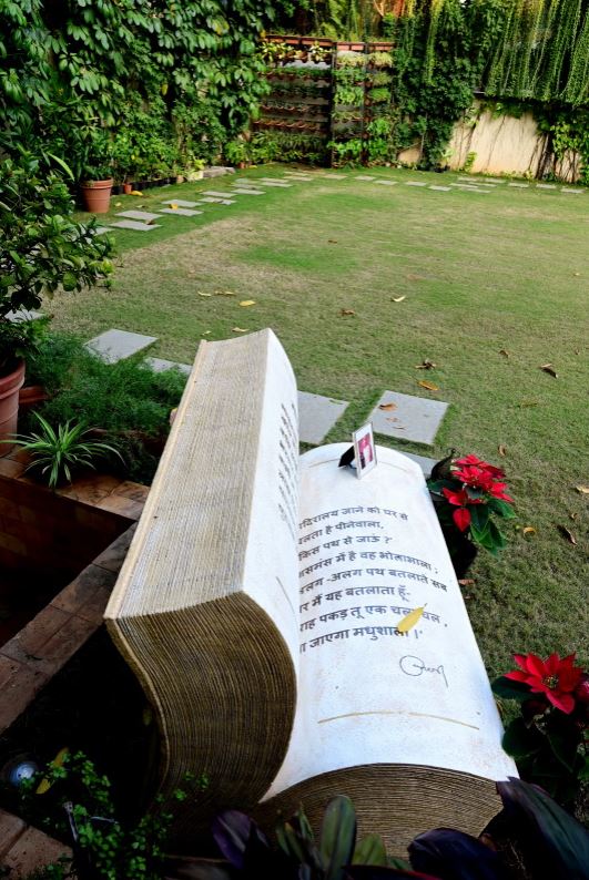 Bench shaped like book installed at Jalsa, Amitabh Bachchan shares photos