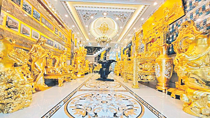 Vietnam's gilded house becomes tourist attraction