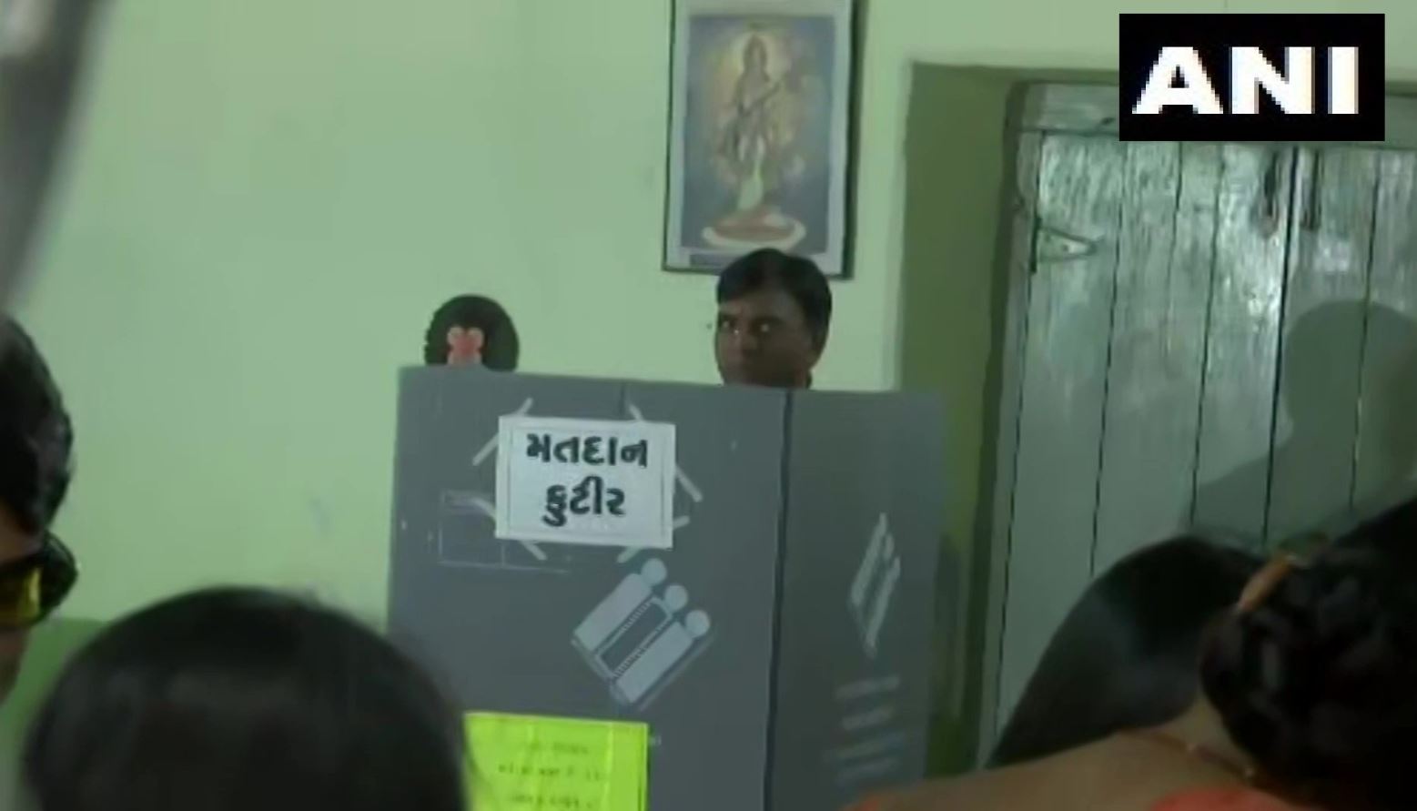 مرکزی وزیر صحت منسگھ منڈاویہ نے ووٹ ڈالا