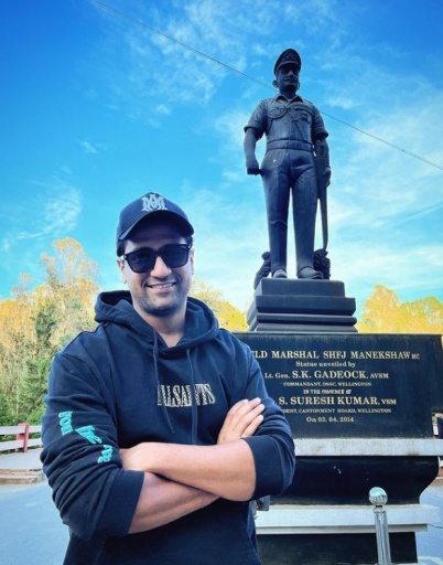 Vicky Kaushal gets a picture clicked with Sam Manekshaw's statue