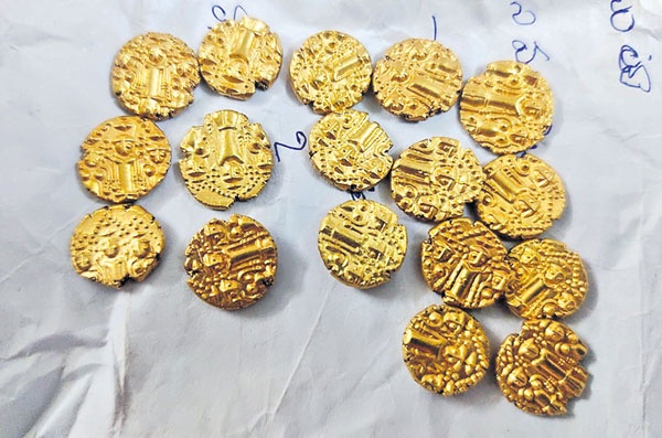 Andhra pradesh  Ancient Gold Coins  Gold Coins  oil palm plantation  Koyyalagudem  അറബിക്കഥ  കൃഷി ഭൂമിയില്‍ യഥാര്‍ഥ നിധി കുംഭം  തോട്ടത്തില്‍ കുഴിയെടുക്കുന്നതിനിടെ  നിധി ശേഖരം  നിധി ശേഖരം കണ്ടെടുത്തു  എണ്ണപ്പന  സ്വര്‍ണനാണയങ്ങളടങ്ങിയ  കൊയ്യാലഗുഡം  ആന്ധ്രപ്രദേശ്‌  എടുവലപ്പാലം