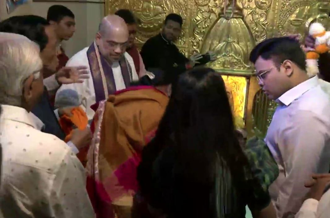 वोट डालने के बाद केंद्रीय गृह मंत्री अमित शाह ने मंदिर में पूजा की