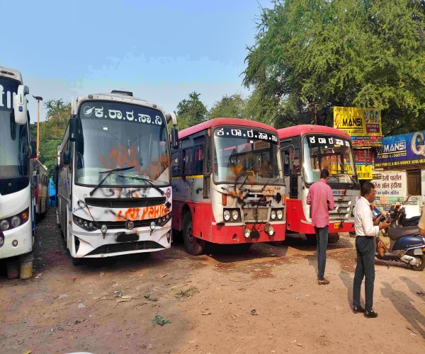 ಪುಣೆಯಲ್ಲಿ ಕರ್ನಾಟಕದ ಬಸ್​ಗಳಿಗೆ ಕಪ್ಪು ಮಸಿ ಬಳಿದಿರುವ ಶಿವಸೇನೆ  ಕಾರ್ಯಕರ್ತರು