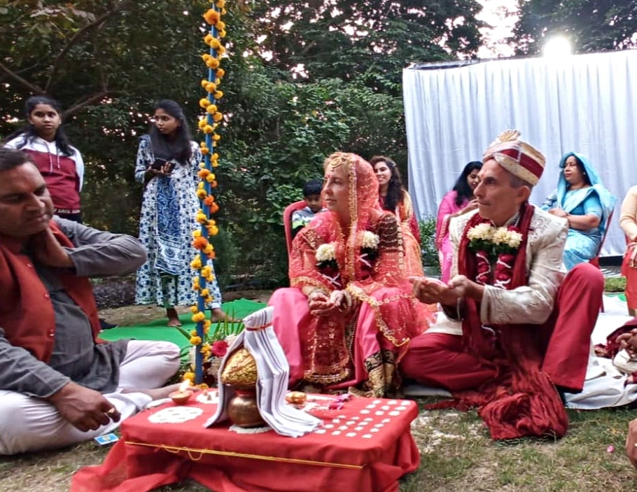 Italian Couple marrying according to Hindu rituals