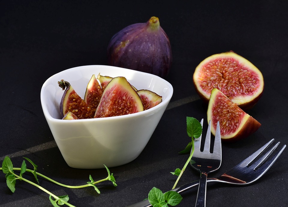 Eat so many figs in a day you will get many benefits including controlling sugar