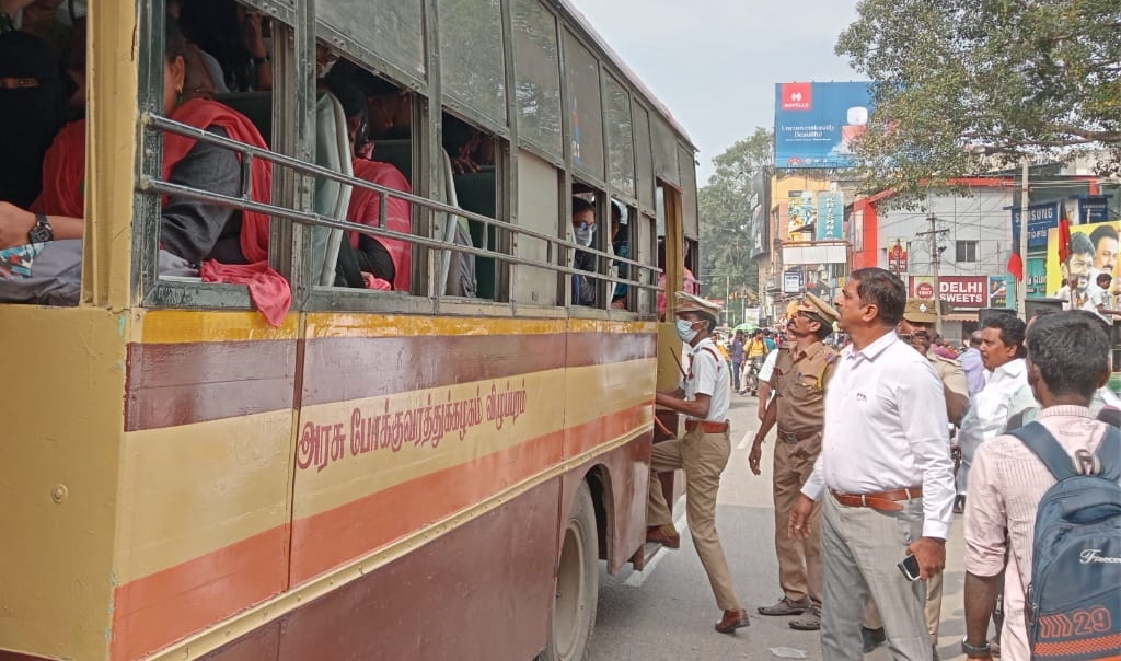 பேருந்தை நிறுத்தி அட்வைஸ் செய்த ஆட்சியர்