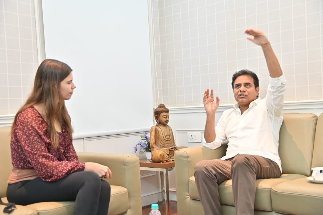 US Handloom Research Scholar meets KTR