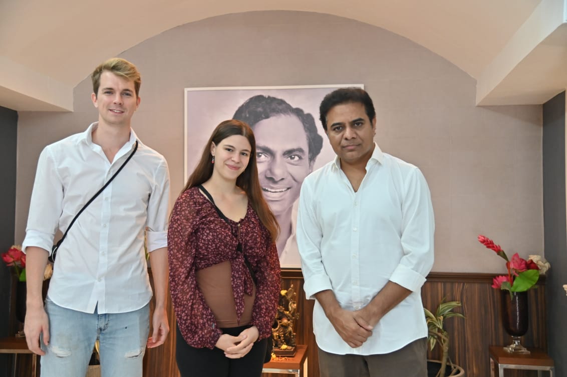 US Handloom Research Scholar meets KTR