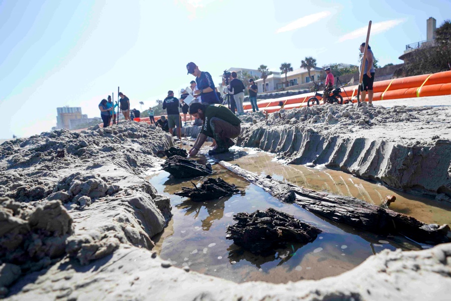 Severe beach erosion  Florida beach erosion  Wooden ship from 1800s found  Dayton Beach Shores  florida  ഫ്ലോറിഡ  ഡേടോണ ബീച്ച്  കപ്പൽ കണ്ടെത്തി  200 വർഷം പഴക്കമുള്ള കപ്പൽ കണ്ടെത്തി  കടൽക്ഷോഭത്തിൽ മണ്ണൊലിപ്പ്  200 വർഷം പഴക്കമുള്ള കപ്പൽ  ഡെയ്‌റ്റോണ ബീച്ച്