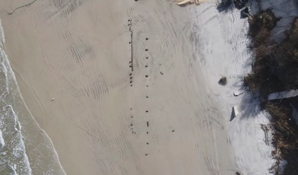 Severe beach erosion  Florida beach erosion  Wooden ship from 1800s found  Dayton Beach Shores  florida  ഫ്ലോറിഡ  ഡേടോണ ബീച്ച്  കപ്പൽ കണ്ടെത്തി  200 വർഷം പഴക്കമുള്ള കപ്പൽ കണ്ടെത്തി  കടൽക്ഷോഭത്തിൽ മണ്ണൊലിപ്പ്  200 വർഷം പഴക്കമുള്ള കപ്പൽ  ഡെയ്‌റ്റോണ ബീച്ച്