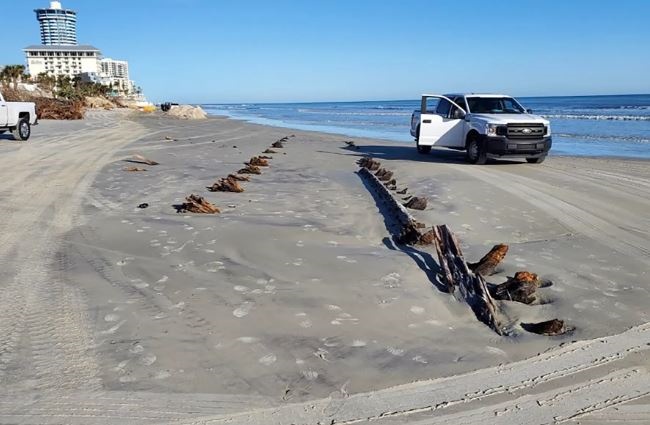 Severe beach erosion  Florida beach erosion  Wooden ship from 1800s found  Dayton Beach Shores  florida  ഫ്ലോറിഡ  ഡേടോണ ബീച്ച്  കപ്പൽ കണ്ടെത്തി  200 വർഷം പഴക്കമുള്ള കപ്പൽ കണ്ടെത്തി  കടൽക്ഷോഭത്തിൽ മണ്ണൊലിപ്പ്  200 വർഷം പഴക്കമുള്ള കപ്പൽ  ഡെയ്‌റ്റോണ ബീച്ച്