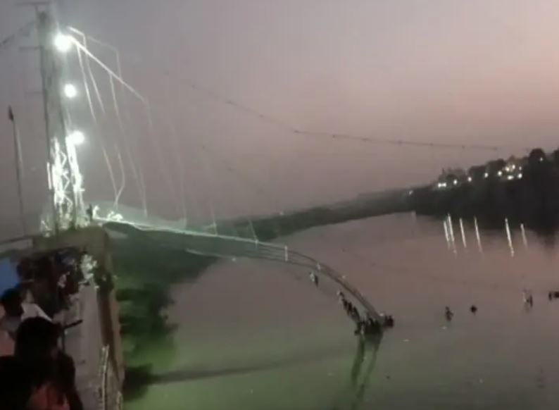 गुजरात विधानसभा चुनाव से ठीक पहले मोरबी में पुल टूटा था, जिसमें 135 लोगों की मौत हो गई थी.