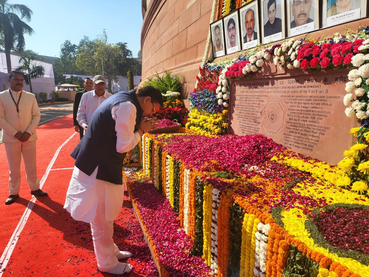 शहीदों को श्रद्धांजलि देते सीएम धामी.