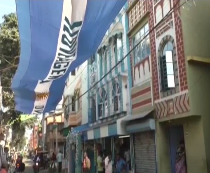 West Bengal: Tea seller paints house, shop in Argentina's flag colour