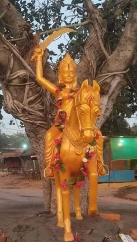 Statue of Jhalkari Bai in Pichor broken