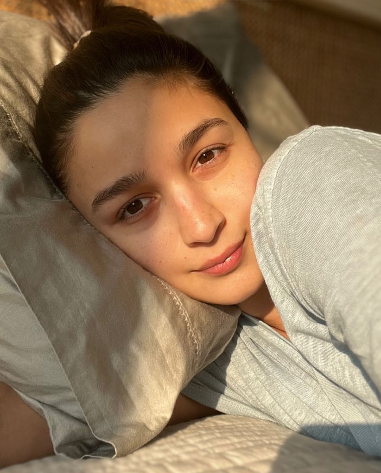 Alia Bhatt spends Sunday clicking sunshine selfies  Alia listening to rhymes with Raha  Alia Bhatt  Alia Bhatt Sunday clicks  ആലിയയുടെ ഞായറാഴ്‌ച ക്ലിക്കുകള്‍  മകള്‍ക്കൊപ്പം പാട്ട് കേട്ട് സൂര്യനെ ചുംബിച്ച്  ആലിയ ഭട്ട്  ആലിയ ഞായറാഴ്‌ച രാവിലെ ഇൻസ്‌റ്റഗ്രാമില്‍ എത്തി  ആലിയ ഭട്ട് രണ്‍ബീര്‍ കപൂര്‍  ആലിയ രണ്‍ബീര്‍ മകള്‍  ആലിയ രണ്‍ബീര്‍ മകള്‍ റാഹ  Alia Bhatt sun kissed selfie  Alia Bhatt Instagram stories  Alia Bhatt Ranbir Kapoor daughter  Ranbir Kapoor daughter  Ranbir Kapoor  Alia Bhatt daughter