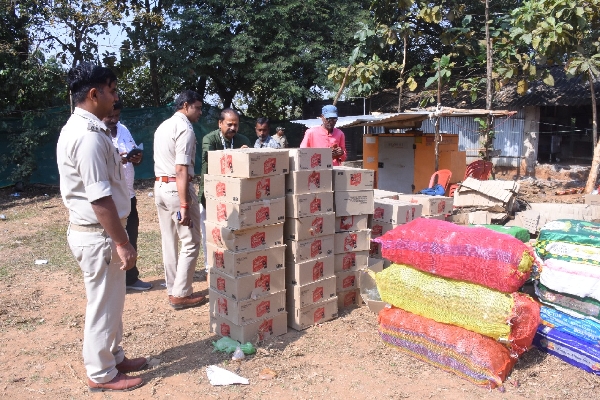 అధికారులు స్వాధీనం చేసుకున్న నకిలీ మద్యం