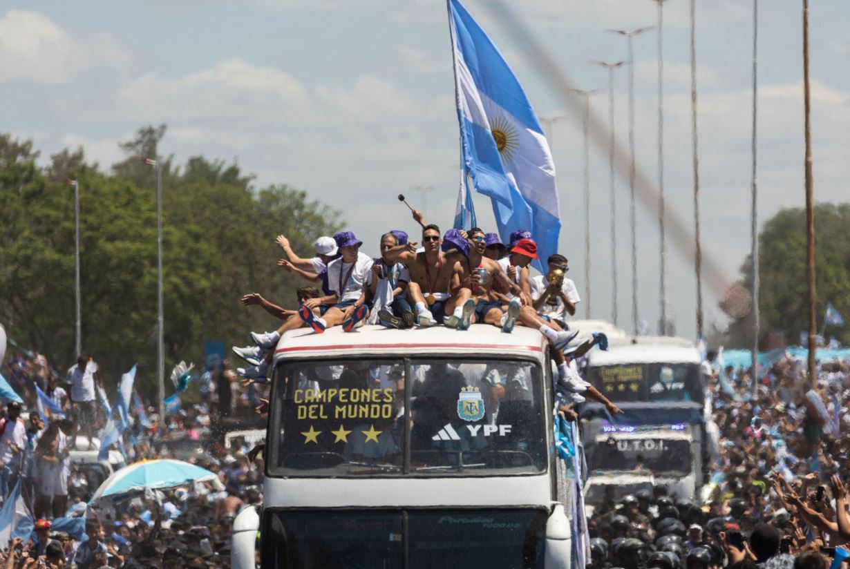 Lionel Messi  FIFA World Cup 2022  Rodrigo De Paul  Argentine team helicopter parade  फीफा वर्ल्ड कप 2022  लियोनेल मेसी  विक्ट्री परेड