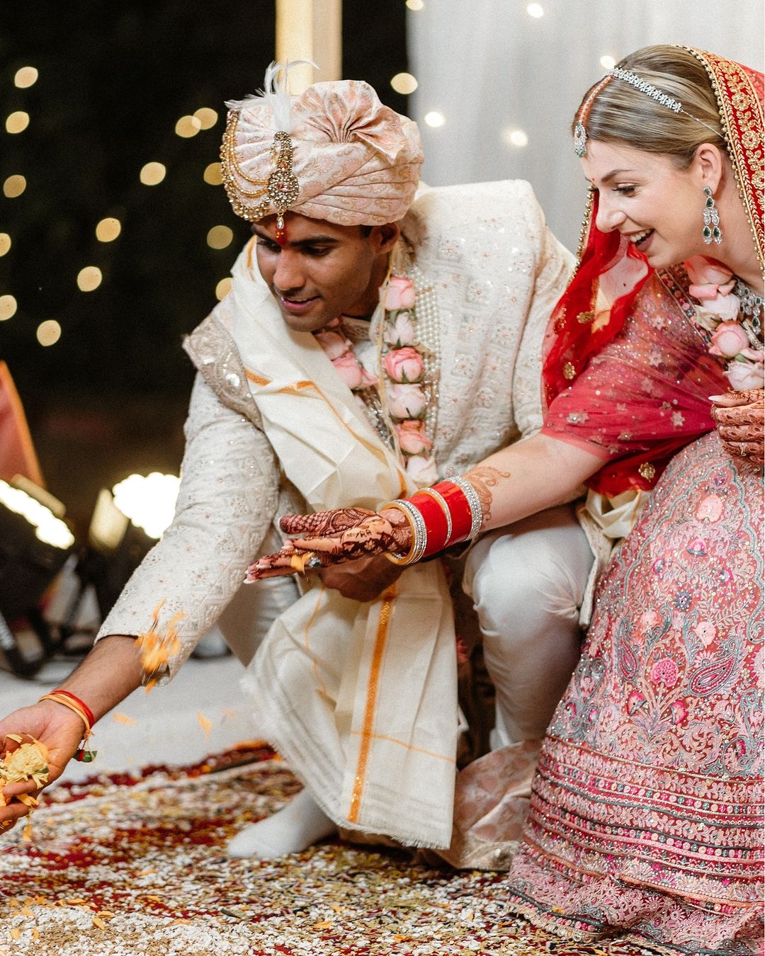 हिंदू रीति रिवाज से हुई शादी ( फोटो सौ. Let's Meet Abroad)