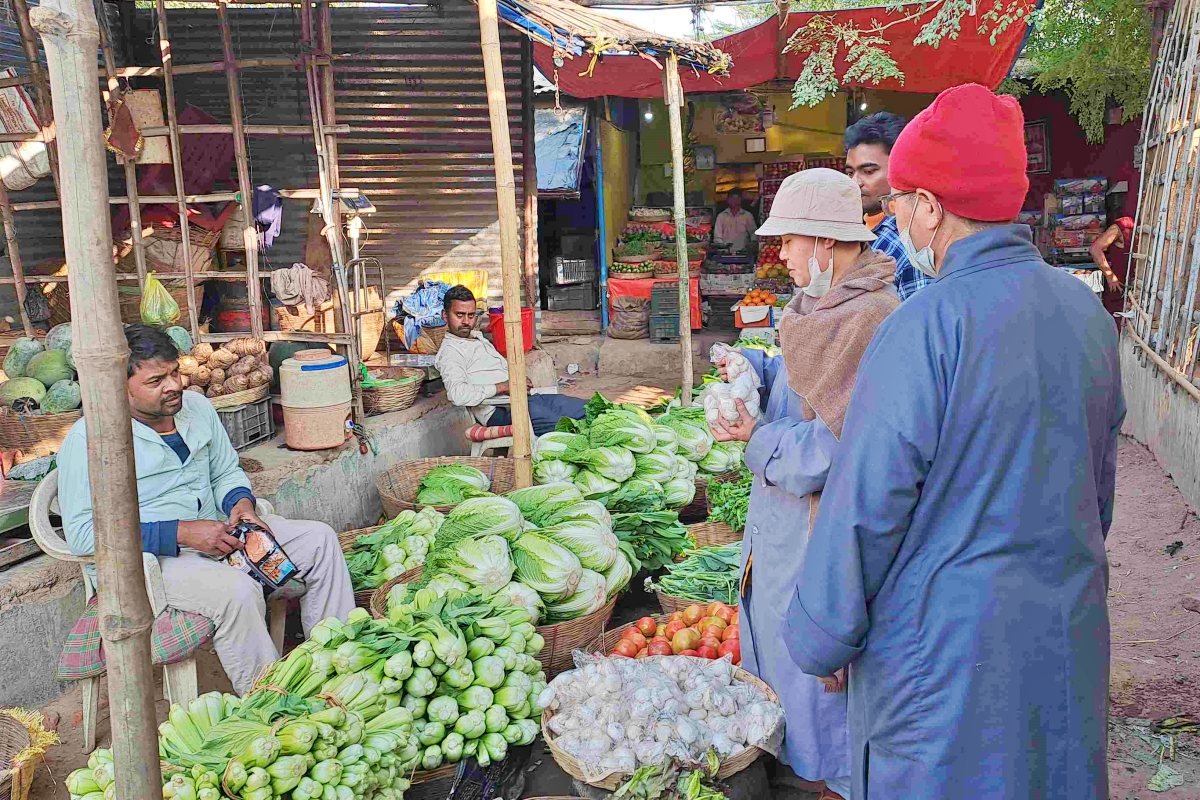 बोधगया में सब्जी खरीदते विदेशी मेहमान