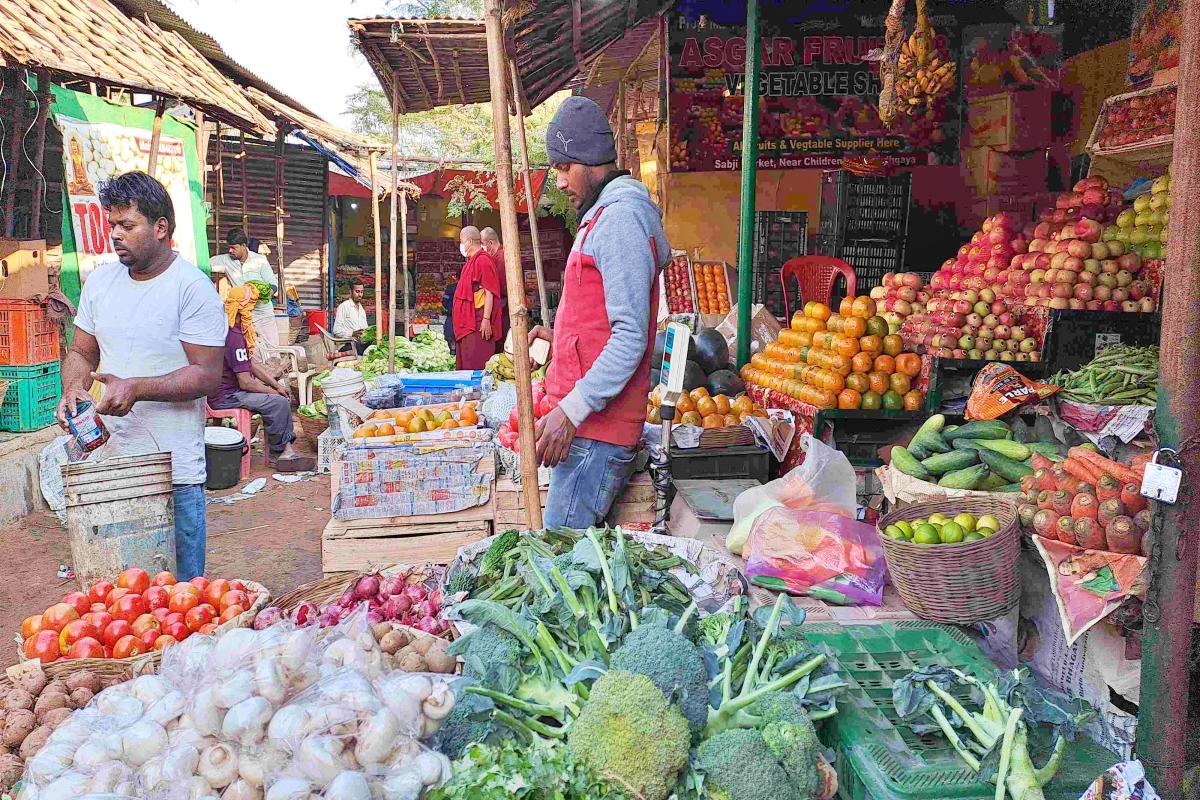 विदेशी सब्जियों के साथ फलों की हो रही बिक्री