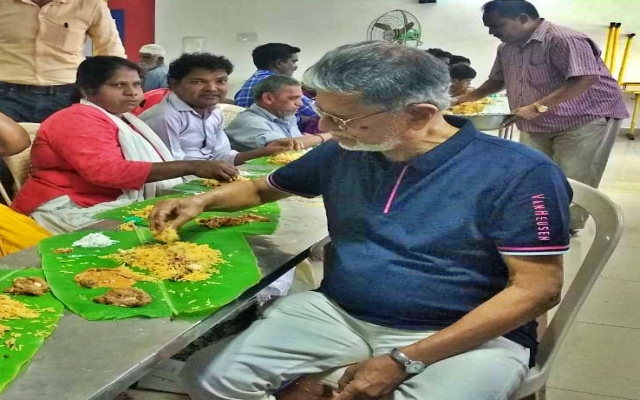 ஏழை எளியவர்களுக்கு உணவு வழங்கி அவர்களுடன் அமர்ந்து உணவருந்தும் எஸ் ஏ சி