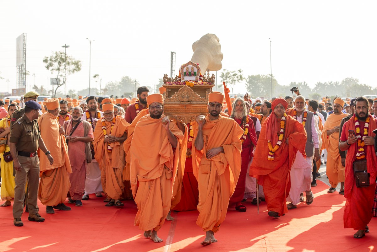 સર્વે સંતો શોભાયાત્રાના સ્વરૂપમાં પ્રમુખસ્વામી મહારાજની વિશાલ પ્રતિમા પાસે લઈ જવાયા