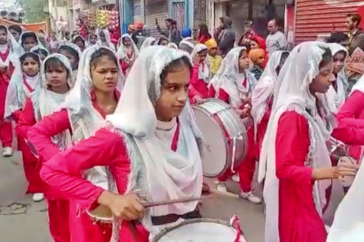 नगर कीर्तन में ड्रम बजातीं लड़कियां