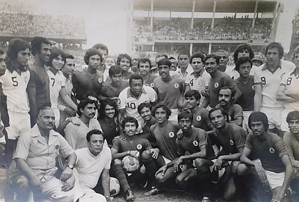 Pele with Mohun Bagan players at Eden Gardens.