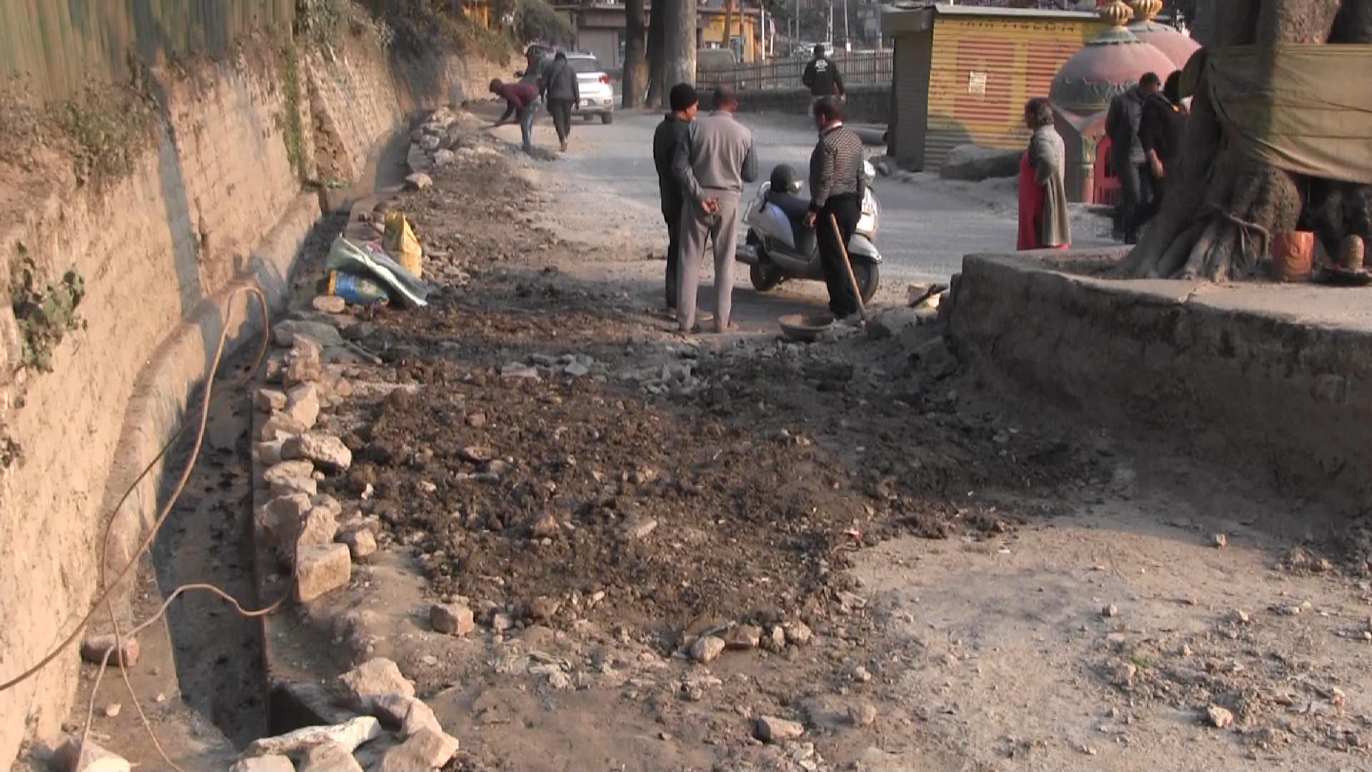 Road problem in Mandi.