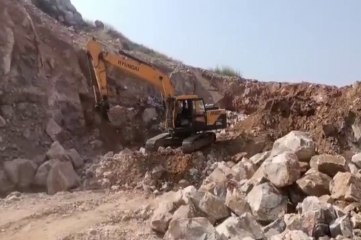 Illegal mining on Sarai-Gangani Aravali mountain of Tavadu subdivision