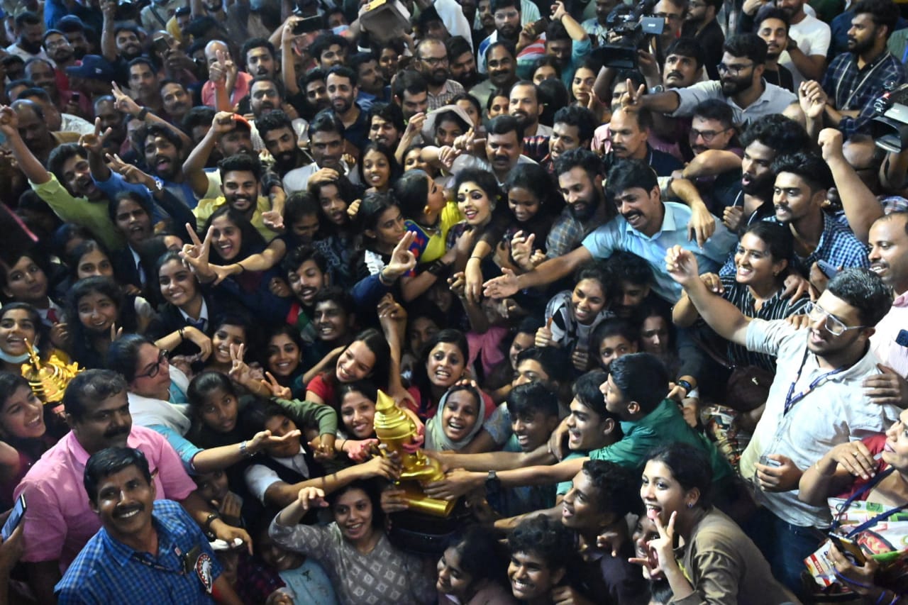 സംസ്ഥാന സ്‌കൂൾ കലോത്സവം  കേരള സ്‌കൂൾ കലോത്സവം  കലോത്സവത്തിൽ കിരീടമുറപ്പിച്ച് കോഴിക്കോട്  State School Arts Festival  School Arts Festival Kozhikode  state youth festival  കിരീടമുറപ്പിച്ച് കോഴിക്കോട്  സ്വർണ കിരീടത്തിൽ മുത്തമിട്ട് കോഴിക്കോട്  കണ്ണൂരും